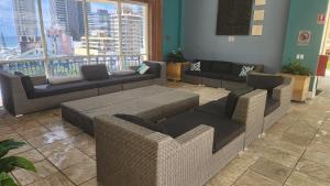 uma sala de estar com sofás e uma grande janela em Darren Surfers Apartment em Gold Coast