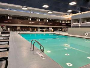 a large swimming pool in a large building at DoubleTree by Hilton Bloomington Minneapolis South in Bloomington