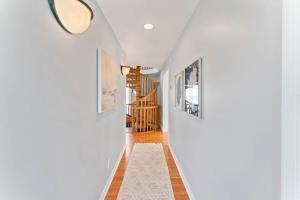 un pasillo con paredes blancas y una alfombra blanca en Gone Coastal - Oceanfront Home with a Hotub, en Ponte Vedra Beach