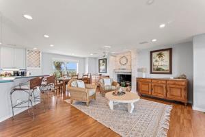 Una cocina y una sala de estar con mesa y sillas. en Gone Coastal - Oceanfront Home with a Hotub, en Ponte Vedra Beach