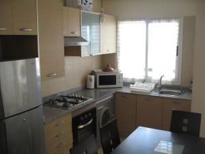 ครัวหรือมุมครัวของ Asilah Marina Golf Apartment