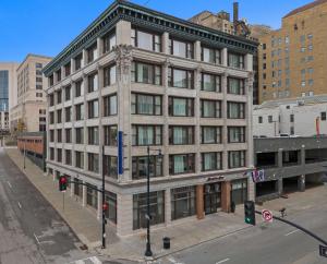 a large building on a city street with at Hampton Inn Kansas City - Downtown Financial District in Kansas City