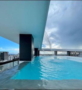 a large swimming pool on top of a building at Apartamento en bella vista in Santo Domingo