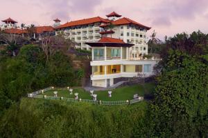 een gebouw op een heuvel met een gazon ervoor bij Hilton Bali Resort in Nusa Dua