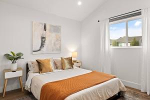um quarto branco com uma cama e uma janela em Modern Spacious Romantic LA Home Gated Yard HotTub em Los Angeles