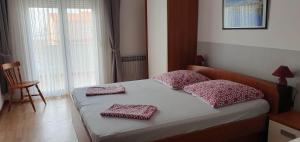 Postel nebo postele na pokoji v ubytování Apartments with a parking space Rab - 14792