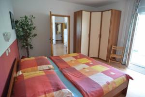 Postel nebo postele na pokoji v ubytování Apartments with a parking space Rab - 14792