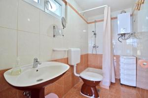 łazienka z umywalką i toaletą w obiekcie Seaside secluded apartments Cove Vela Borova, Korcula - 15062 w mieście Prižba +14 zdjęć