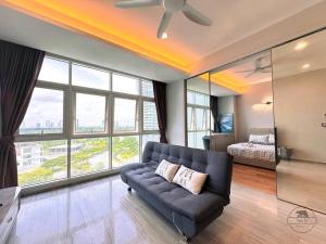 - un salon avec un canapé et un lit dans l'établissement Pinetree Marina Resort by WP HOMESTAY, à Johor Bahru