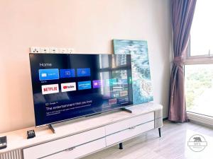 En TV eller et underholdningssystem på Pinetree Marina Resort by WP HOMESTAY