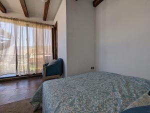 een slaapkamer met een bed en een raam bij Vista Volcan in Antigua Guatemala
