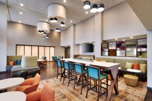 Hampton Inn & Suites Spanish Fork, Ut的电视和/或娱乐中心