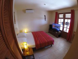 En eller flere senge i et værelse på Gîte Pirates des Caraïbes