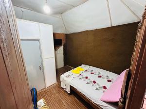 een kleine slaapkamer met een bed in een kamer bij Athil Cabana in Nilaveli
