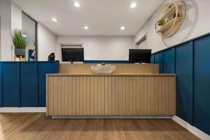 un bureau avec des armoires bleues et une réception dans l'établissement Sonesta Simply Suites Irvine East Foothill, à Lake Forest