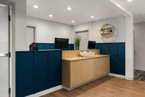 una oficina con armarios azules y recepción en Sonesta Simply Suites Irvine East Foothill, en Lake Forest