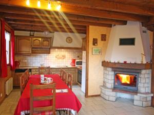 Kitchen o kitchenette sa Gîte Rochesson, 4 pièces, 7 personnes - FR-1-589-167