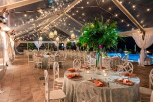 um salão de banquetes com mesas brancas, cadeiras e luzes em Embassy Suites By Hilton Virginia Beach Oceanfront Resort em Virginia Beach