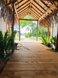 une passerelle en bois dans un bâtiment avec un toit en bois dans l'établissement Bungalow Tiarii, avec accès direct à une plage privée, à Tevaitoa