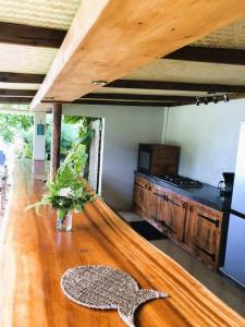 - une table en bois avec un pot au-dessus dans l'établissement Bungalow Tiarii, avec accès direct à une plage privée, à Tevaitoa
