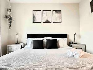 een slaapkamer met een groot bed en 2 handdoeken bij Spacious Riverfront 2 Bed 2 Bath 15 mins to NYC in Yonkers