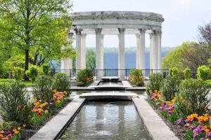een tuin met een vijver voor een groot monument bij Spacious Riverfront 2 Bed 2 Bath 15 mins to NYC in Yonkers