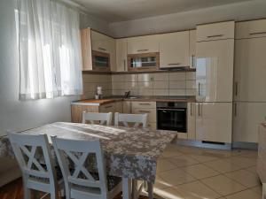 Kuchyňa alebo kuchynka v ubytovaní Apartments by the sea Tkon, Pasman - 8297 + 22 fotografií