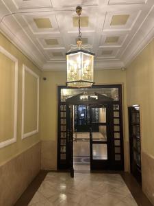 a hallway with a door and a chandelier in a building at Mirador 1 de mercado central baño privado in Valencia