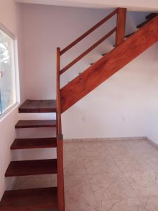um conjunto de escadas num quarto com uma janela em Casa taipu de dentro em Maraú