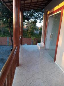 uma porta aberta de uma casa com um pátio em Casa taipu de dentro em Maraú
