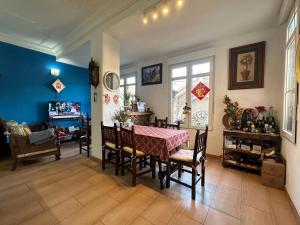 a kitchen and dining room with a table and chairs at Mirador 1 de mercado central baño privado in Valencia