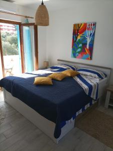 sypialnia z łóżkiem z żółtymi poduszkami w obiekcie Apartments with a parking space Kraj, Pasman - 22566 w mieście Tkon