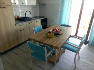 kuchnia z drewnianym stołem z misą owoców w obiekcie Apartments with a parking space Kraj, Pasman - 22566 w mieście Tkon