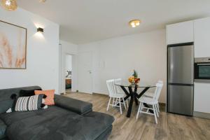 uma sala de estar com um sofá e uma mesa em Apartments with a parking space Trogir - 22616 em Trogir