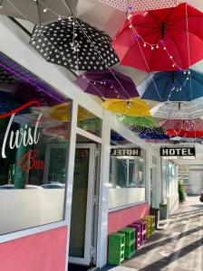 un negozio con ombrelloni appesi al soffitto di Hotel am Bahnhof a Feldkirch