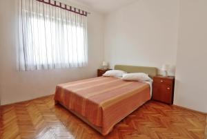 - une chambre avec un grand lit et une fenêtre dans l'établissement Apartments by the sea Umag - 22628, à Umag