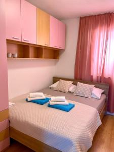 ein Schlafzimmer mit 2 Betten und Handtüchern darauf in der Unterkunft Family friendly house with a swimming pool Kastel Stafilic, Kastela - 22644 in Kaštel Štafilić