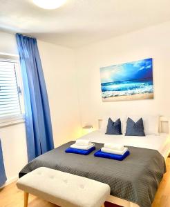 Schlafzimmer mit einem Bett mit blauen Vorhängen in der Unterkunft Family friendly house with a swimming pool Kastel Stafilic, Kastela - 22644 in Kaštel Štafilić