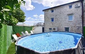 Majoituspaikassa Apartments with a swimming pool Vilanija, Umag - 22647 tai sen lähellä sijaitseva uima-allas