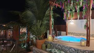 ein Badezimmer mit einer Badewanne mit Topfpflanzen in der Unterkunft Hotel Liberdade Búzios in Búzios