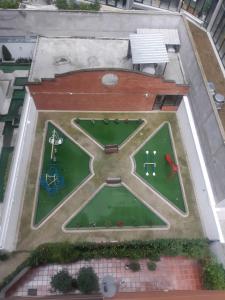eine Luftansicht eines Minigolfplatzes in der Unterkunft Habitación individual Business in Quito