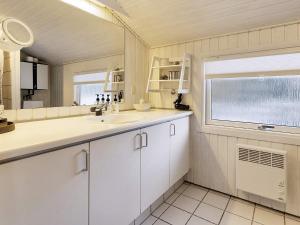 Eldhús eða eldhúskrókur á 7 person holiday home in Fjerritslev-By Traum