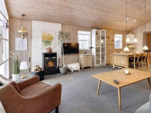 uma sala de estar com um sofá e uma lareira em Holiday home Fjerritslev XIX em Fjerritslev