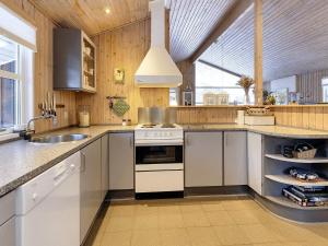 Eldhús eða eldhúskrókur á 7 person holiday home in Fjerritslev-By Traum