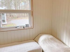 un banc dans un coin d'une pièce avec fenêtre dans l'établissement Holiday home Hasle CIX, à Hasle