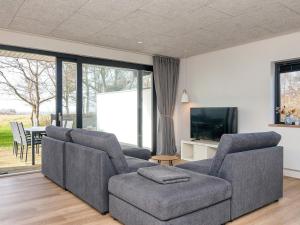 sala de estar con sofá y TV en Holiday home Sydals C en Sønderby