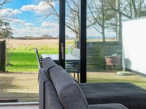 - un salon avec un canapé et une table dans l'établissement Holiday home Sydals C, à Sønderby