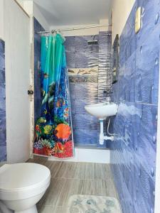 a bathroom with a fish mural on the wall at Hospedaje Don Lalo in Tortuga