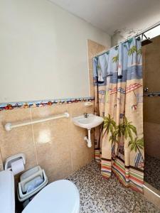 een badkamer met een toilet en een wastafel bij Hospedaje Don Lalo in Tortuga