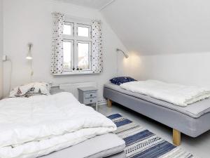 LæsøにあるHoliday home Læsø XVIIのベッドルーム1室(ベッド2台、窓付)